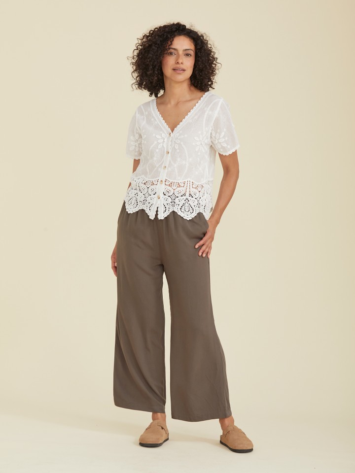 Blusa com Renda e  Detalhes Florais