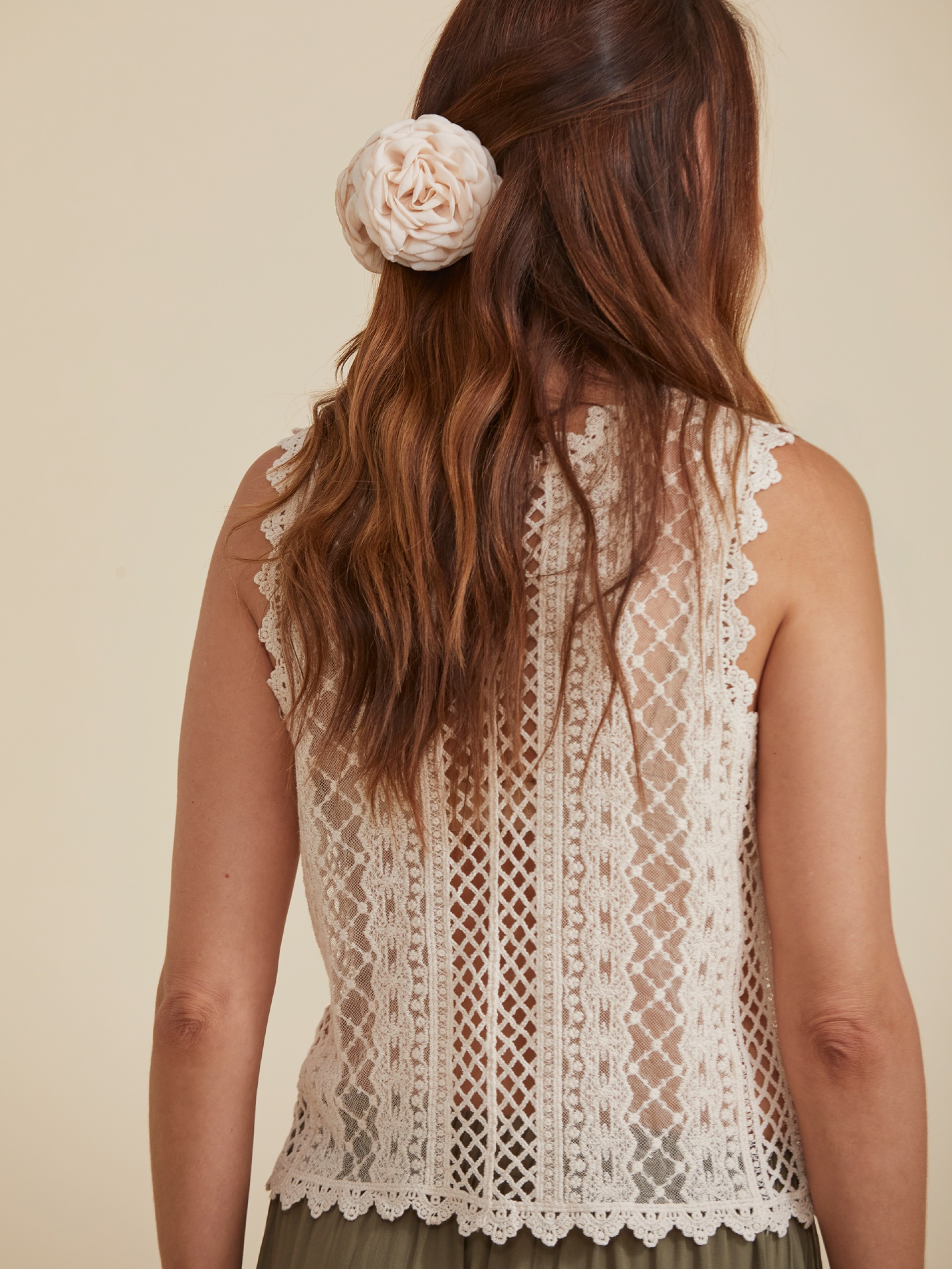 Colete de Croche com Detalhes em Renda