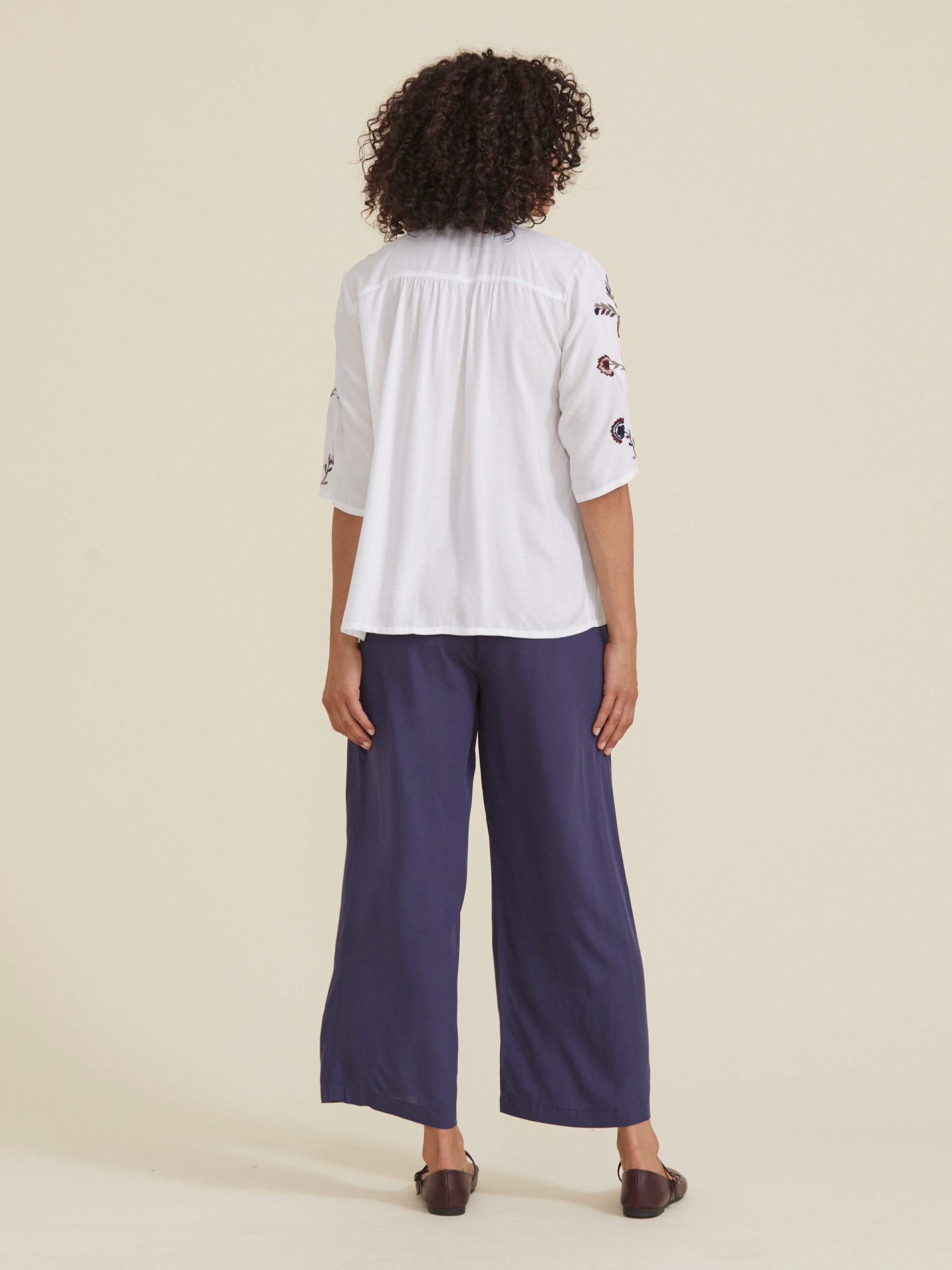 Blusa Plissada com Bordados