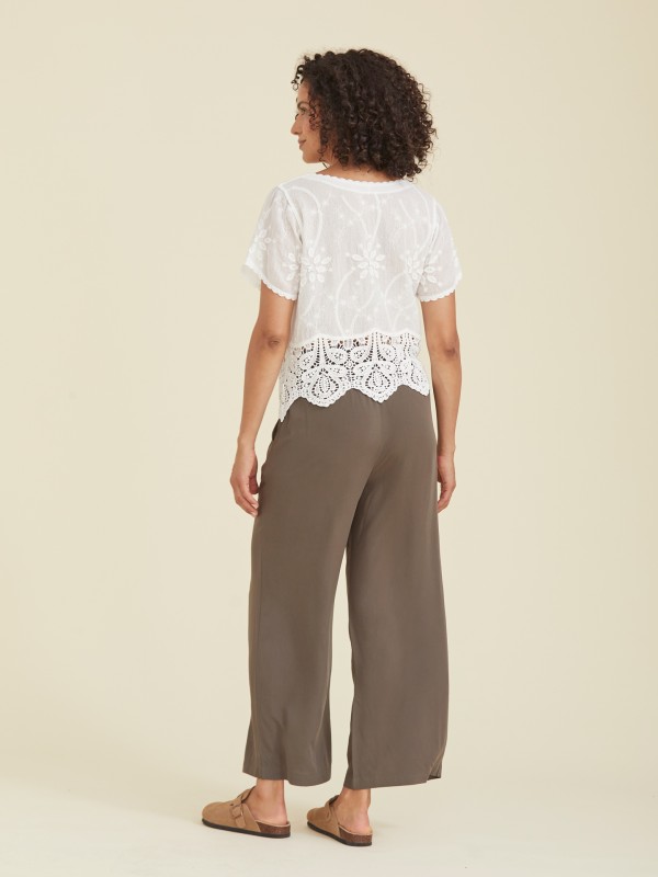 Blusa com Renda e  Detalhes Florais Blusa com Renda e  Detalhes Florais