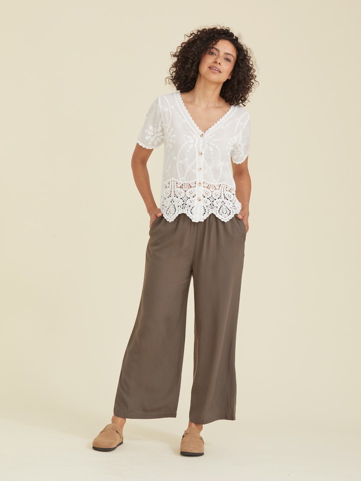 Blusa com Renda e  Detalhes Florais