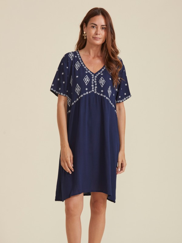 Vestido Curto com Bordados Geometricos