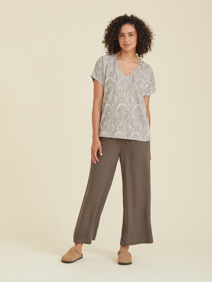 T-shirt com Decote em V