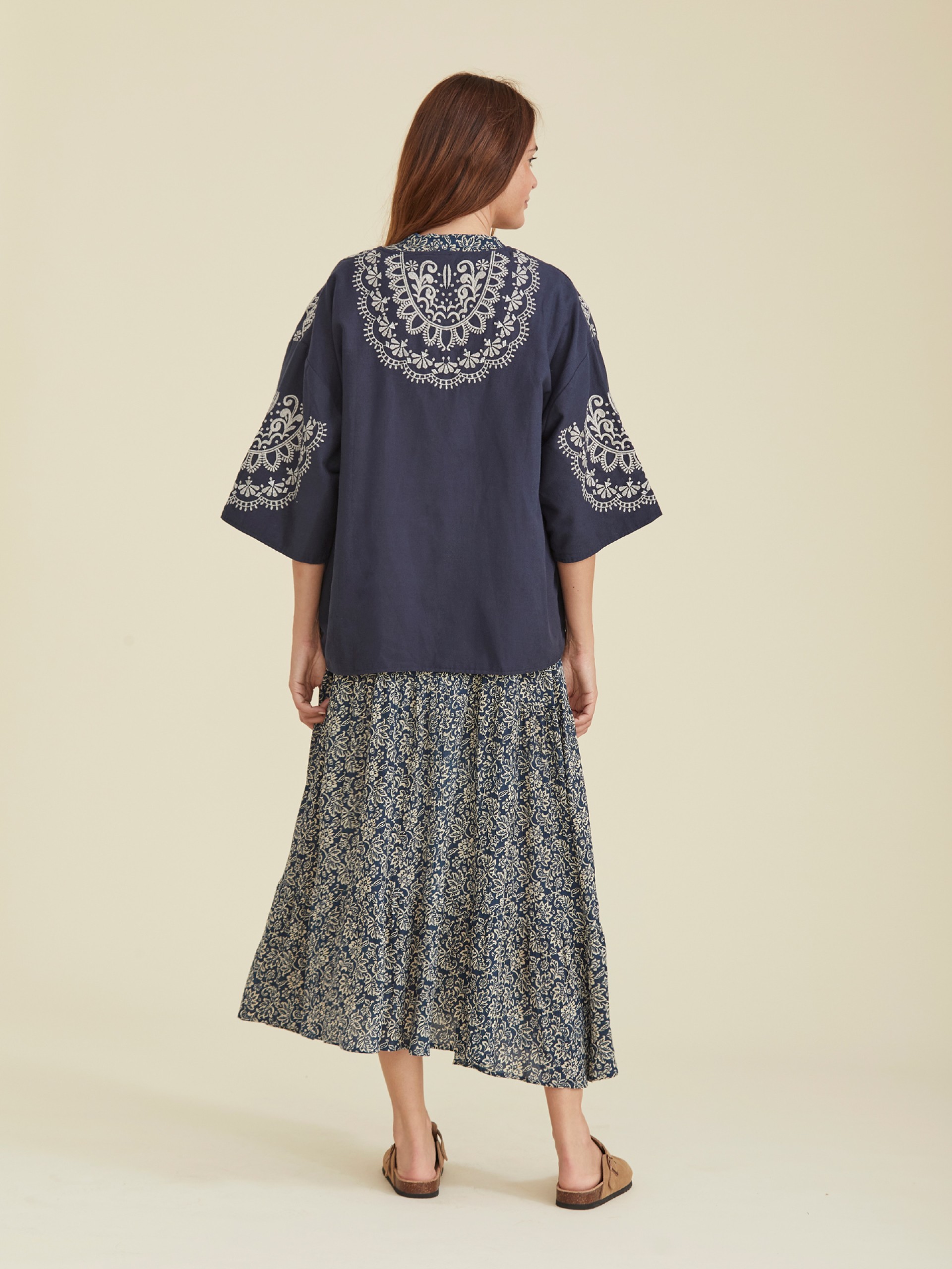 Kimono com Bordados em Contraste