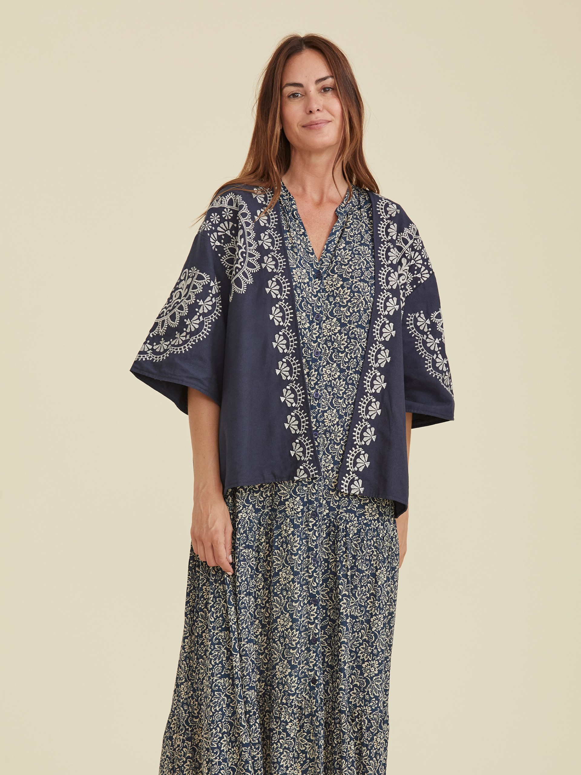 Kimono com Bordados em Contraste