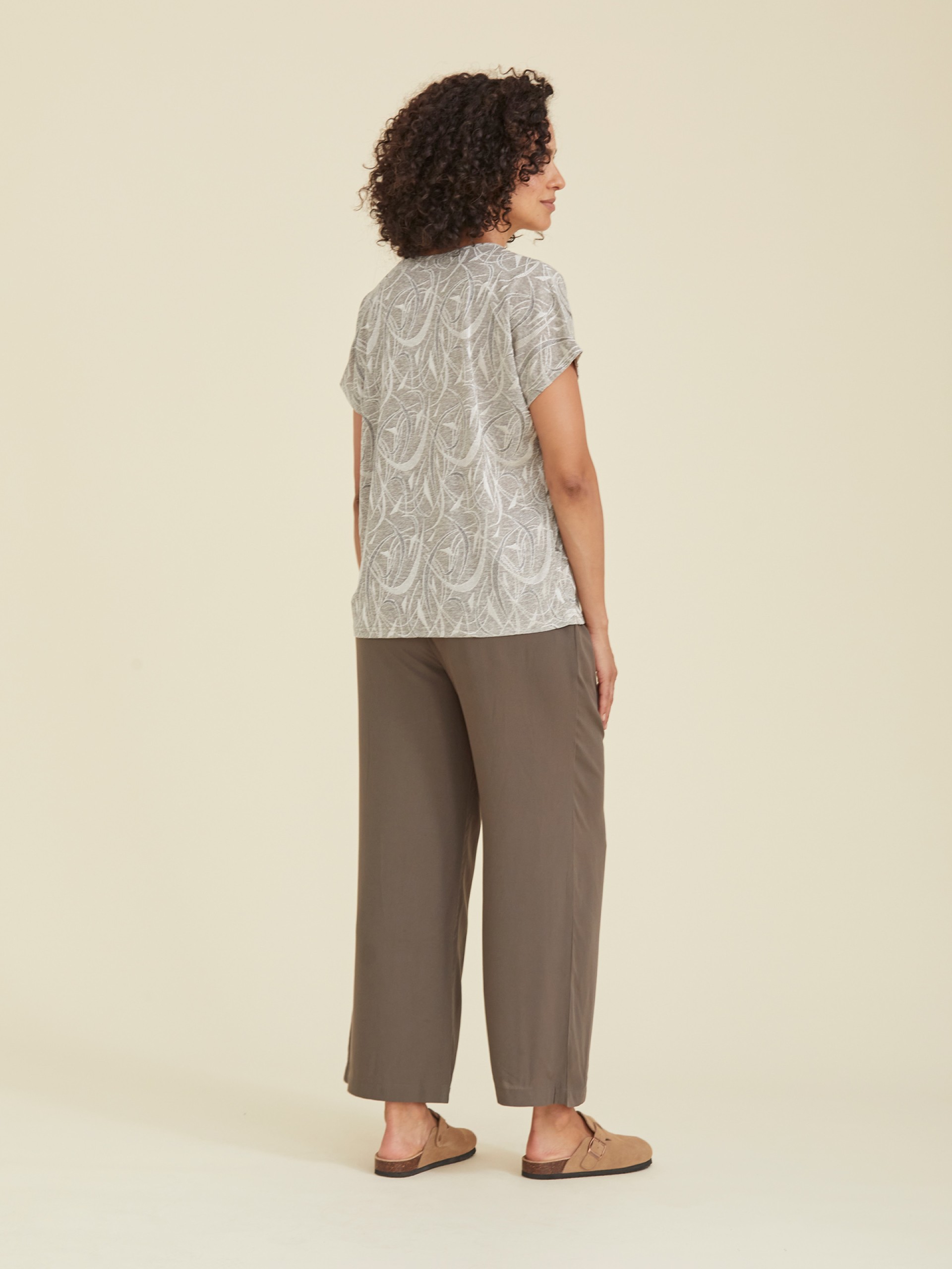 T-shirt com Decote em V