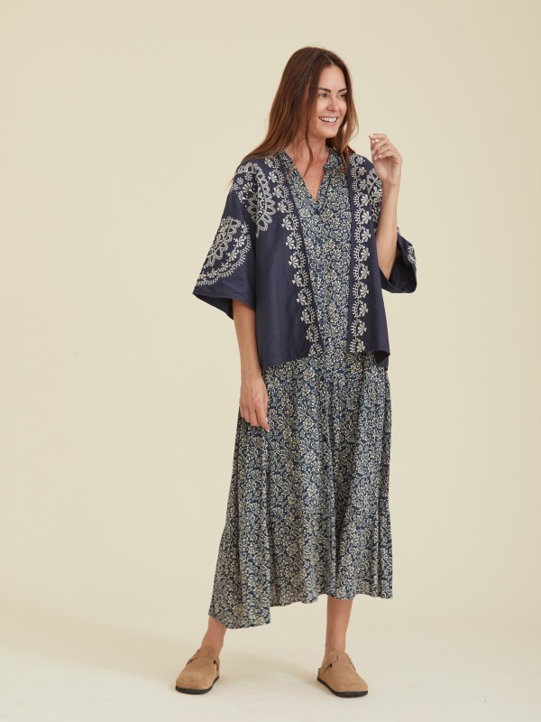 Kimono com Bordados em Contraste Kimono com Bordados em Contraste