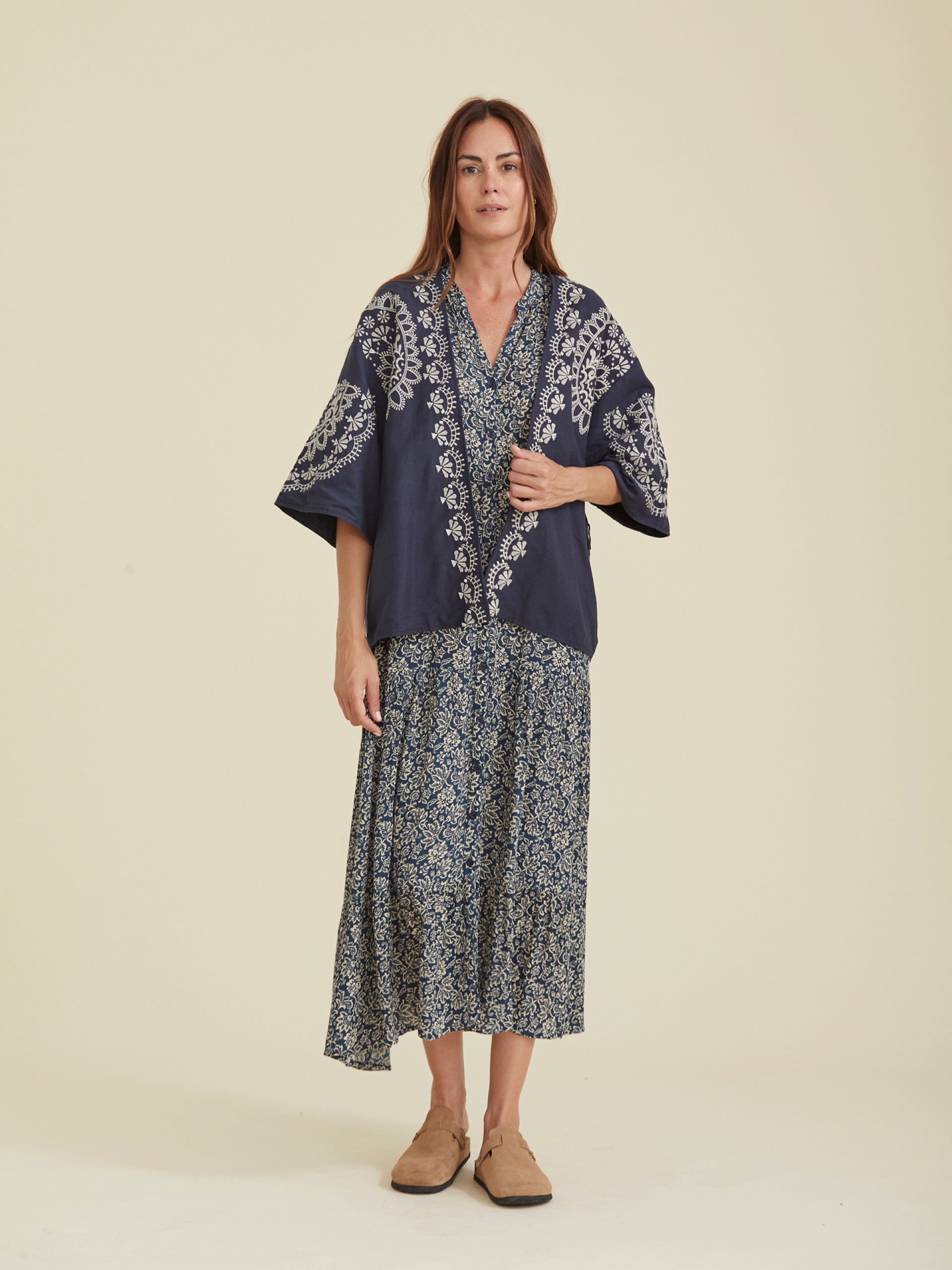 Kimono com Bordados em Contraste