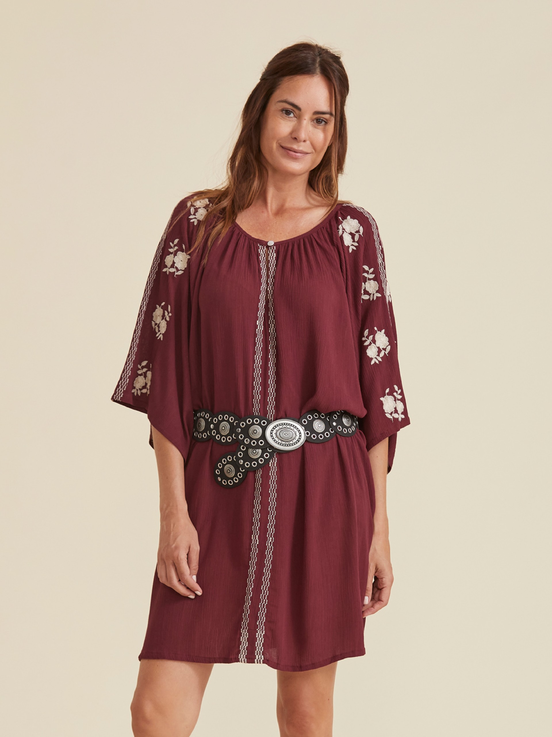 Vestido Curto Bordo com Bordadas