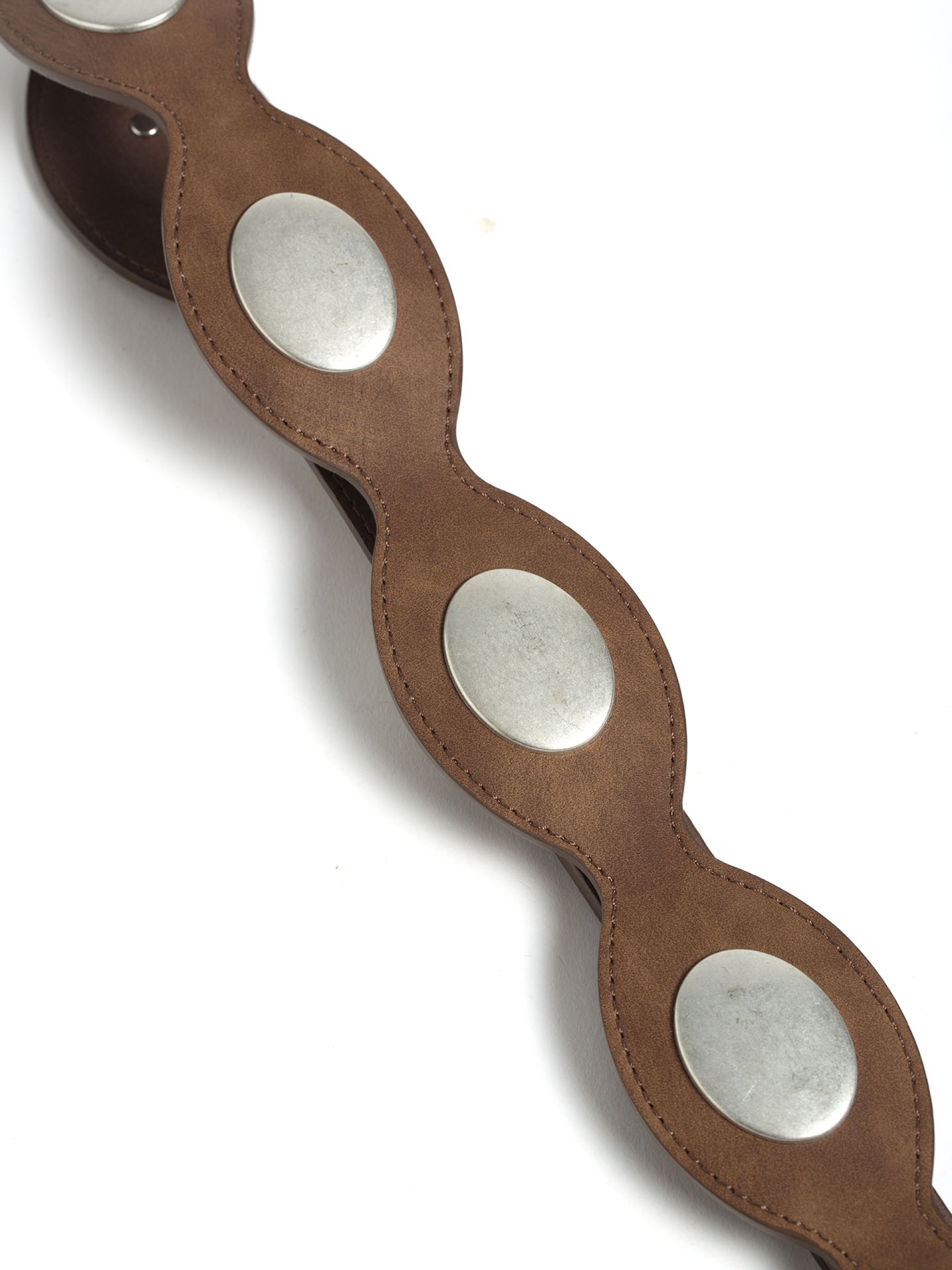 Cinto Castanho Ondulado com Aplicacoes Metalicas