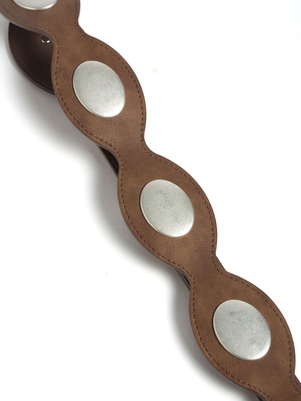 Cinto Castanho Ondulado com Aplicacoes Metalicas