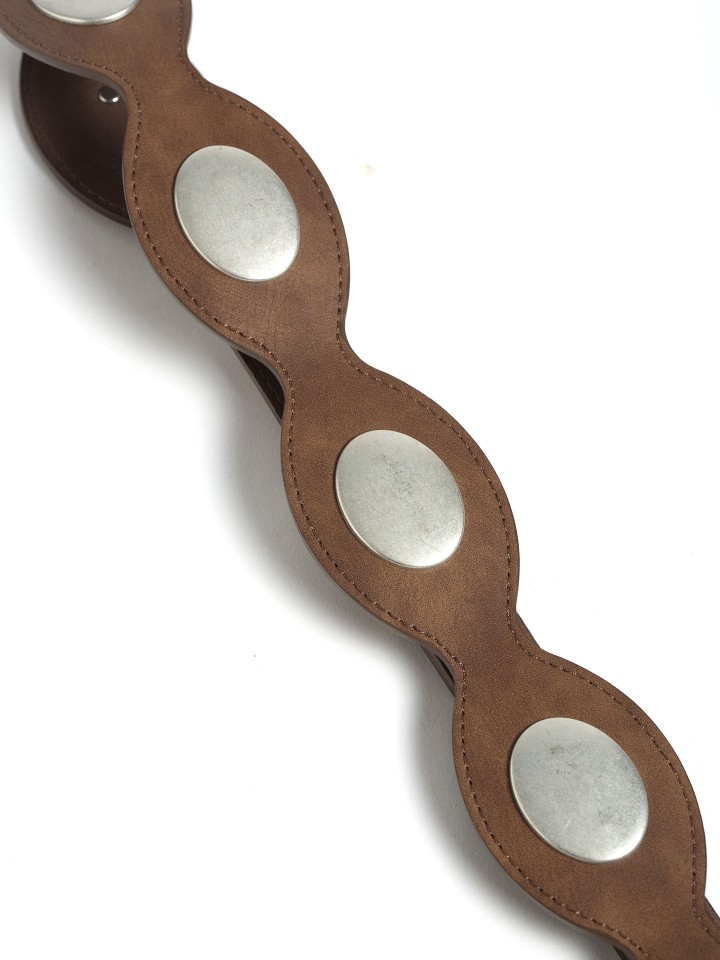 Cinto Castanho Ondulado com Aplicacoes Metalicas