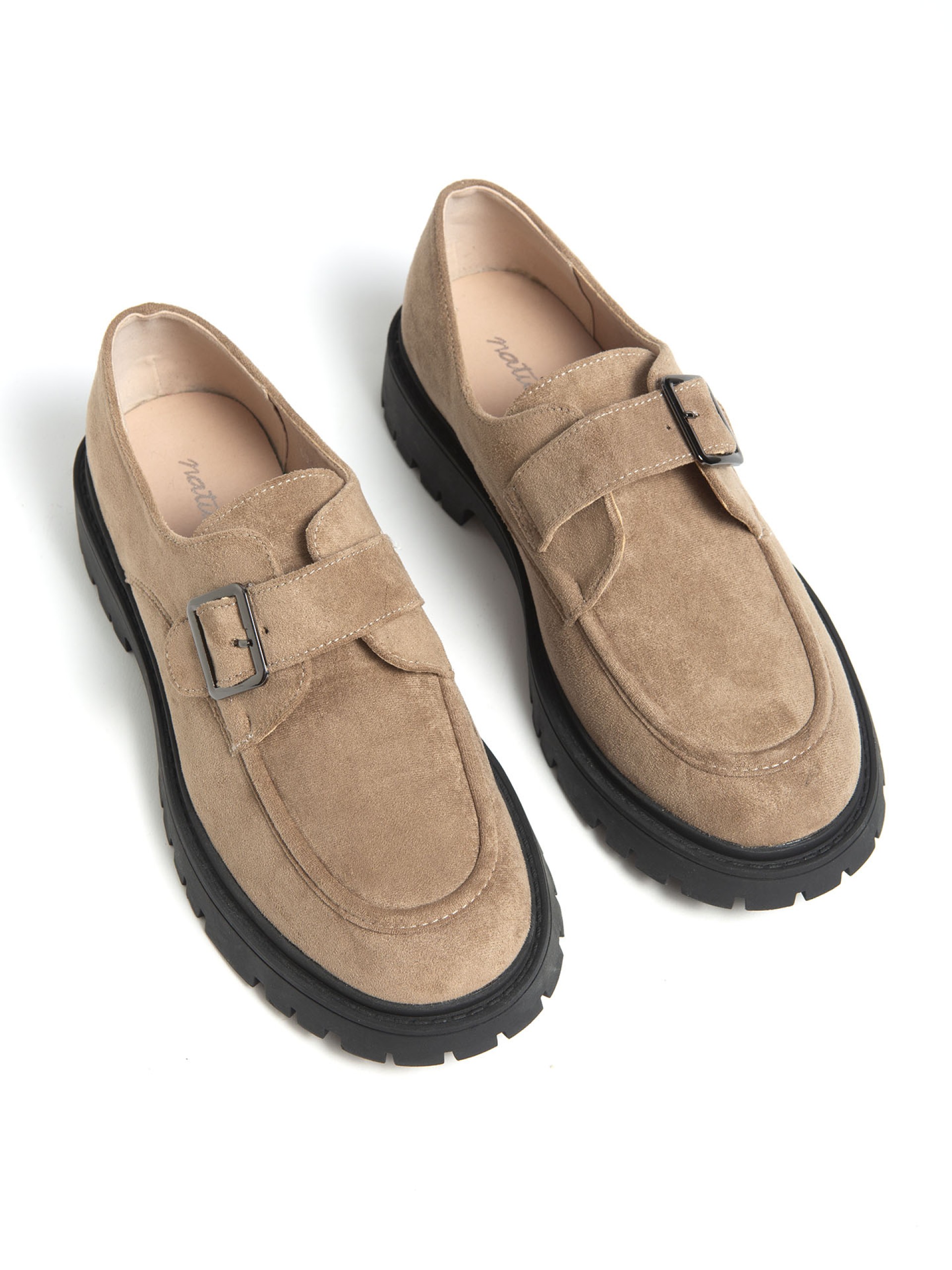 Loafer Com Fivela e Sola Tratorada