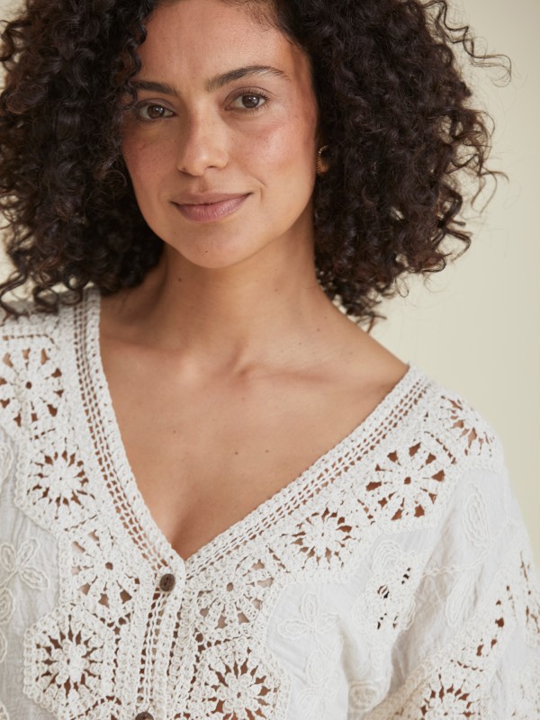 Blusa de Croche com Bordado Floral Blusa de Croche com Bordado Floral