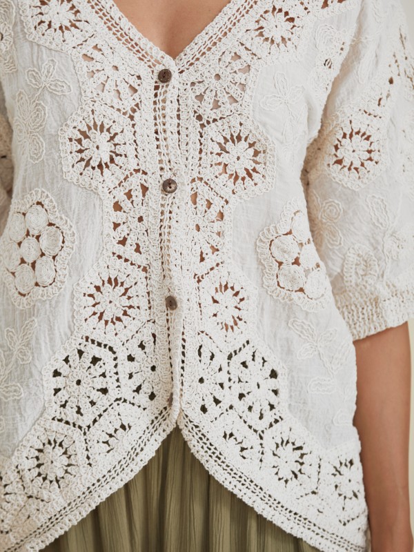 Blusa de Croche com Bordado Floral Blusa de Croche com Bordado Floral