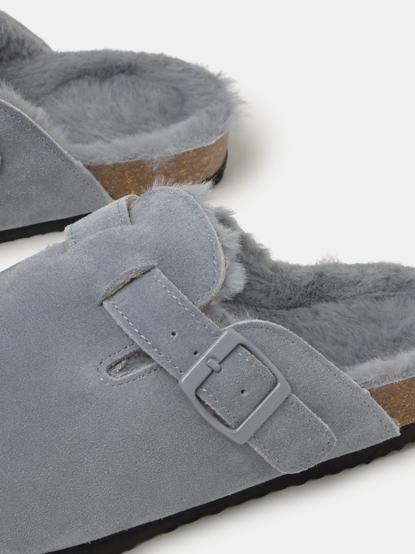 Sandalia solida em camurca Sandalia solida em camurca