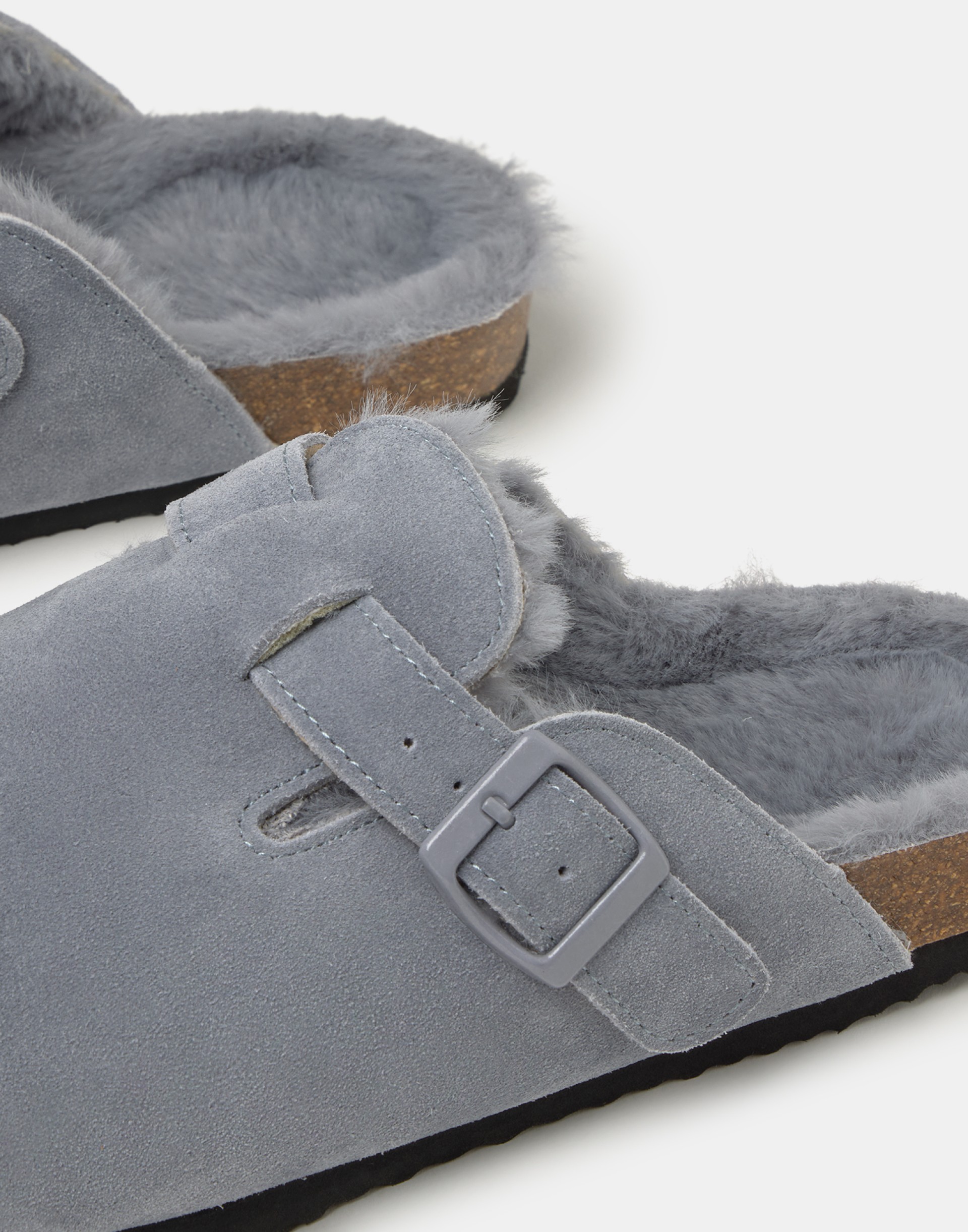 Sandalia solida em camurca