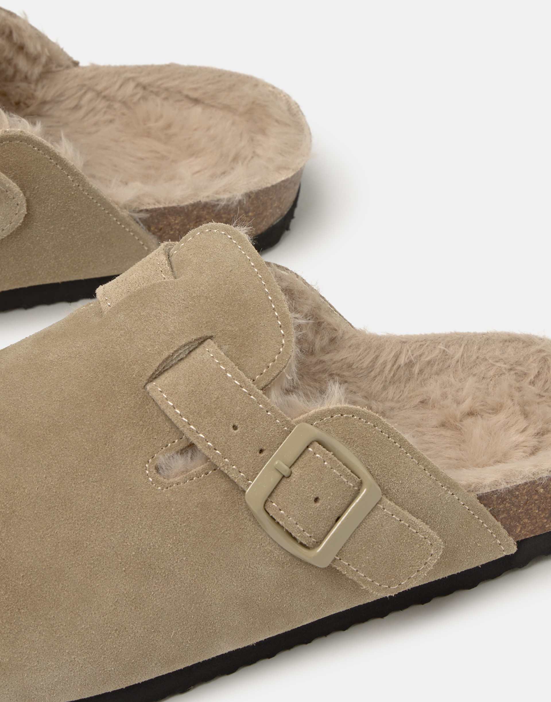 Sandalia solida em camurca