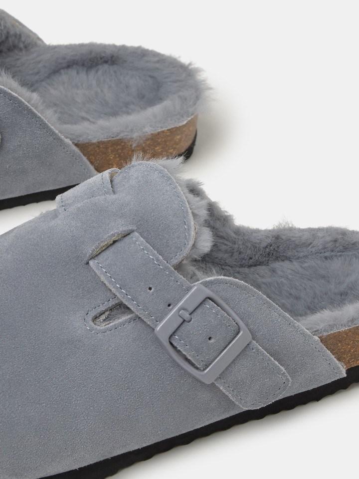 Sandalia solida em camurca