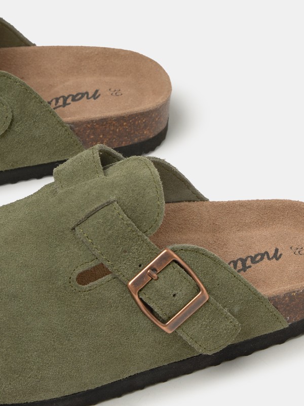 Sandalia em camurca Sandalia em camurca