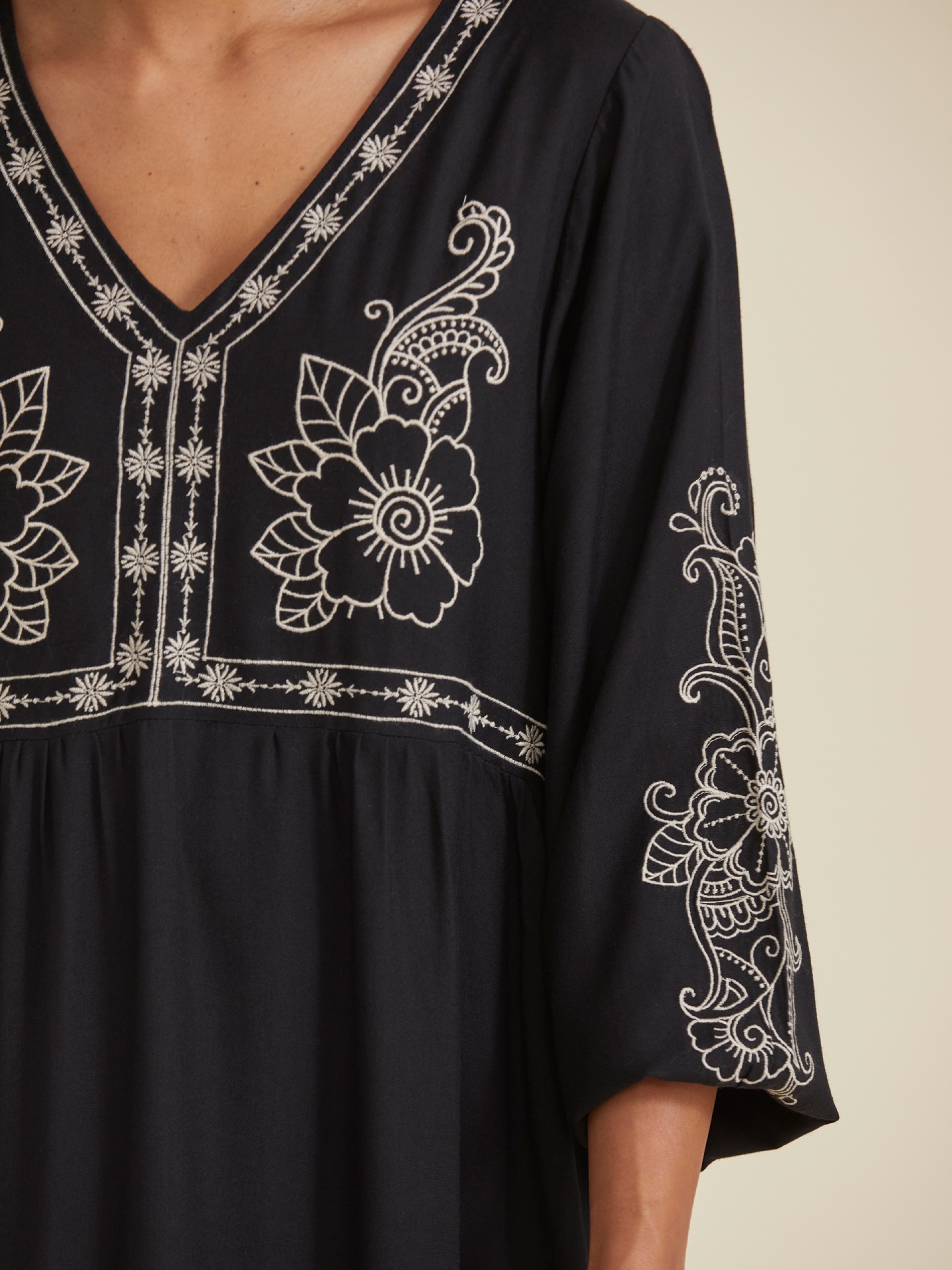 Vestido Curto Bordado