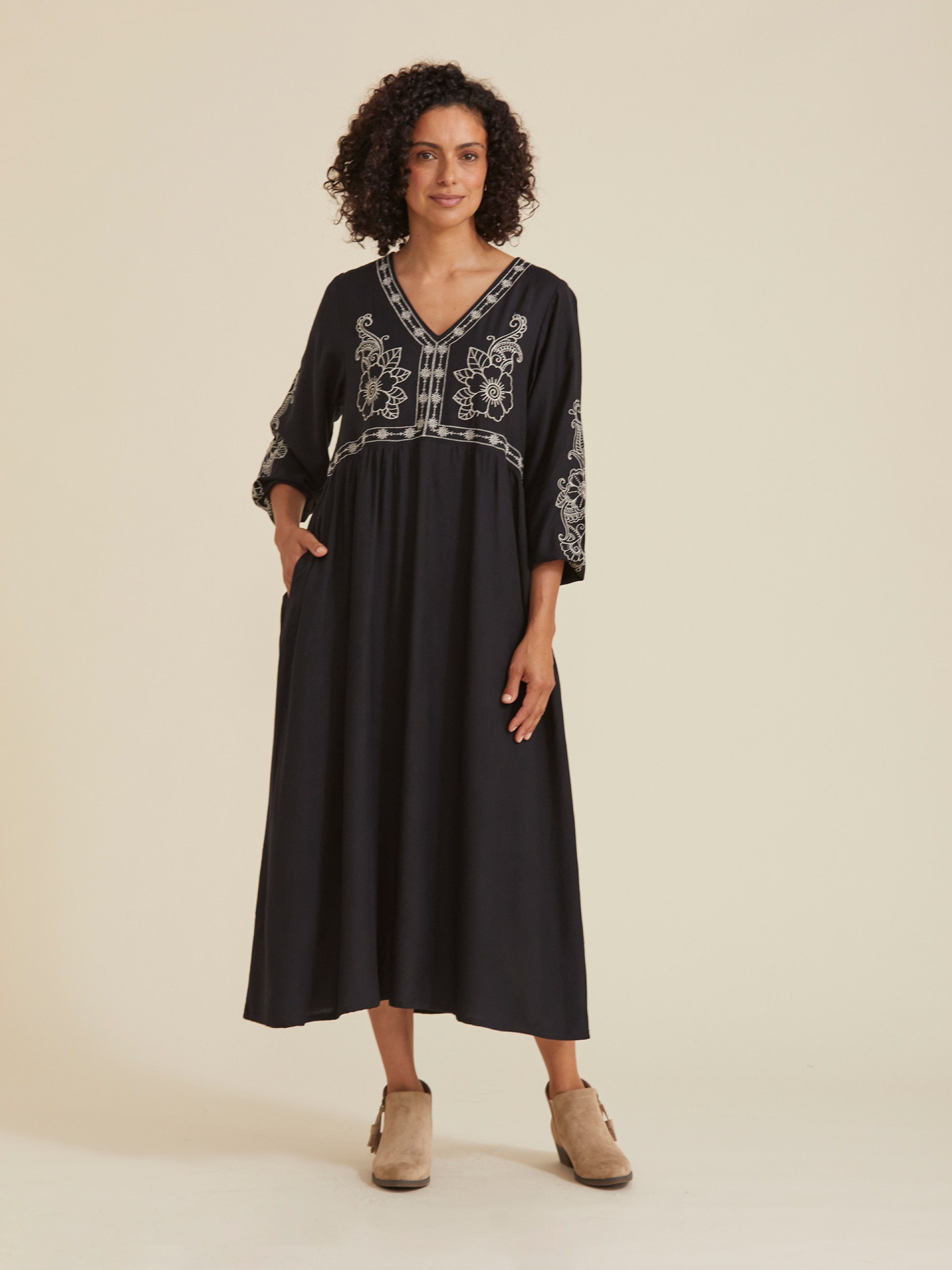 Vestido Curto Bordado