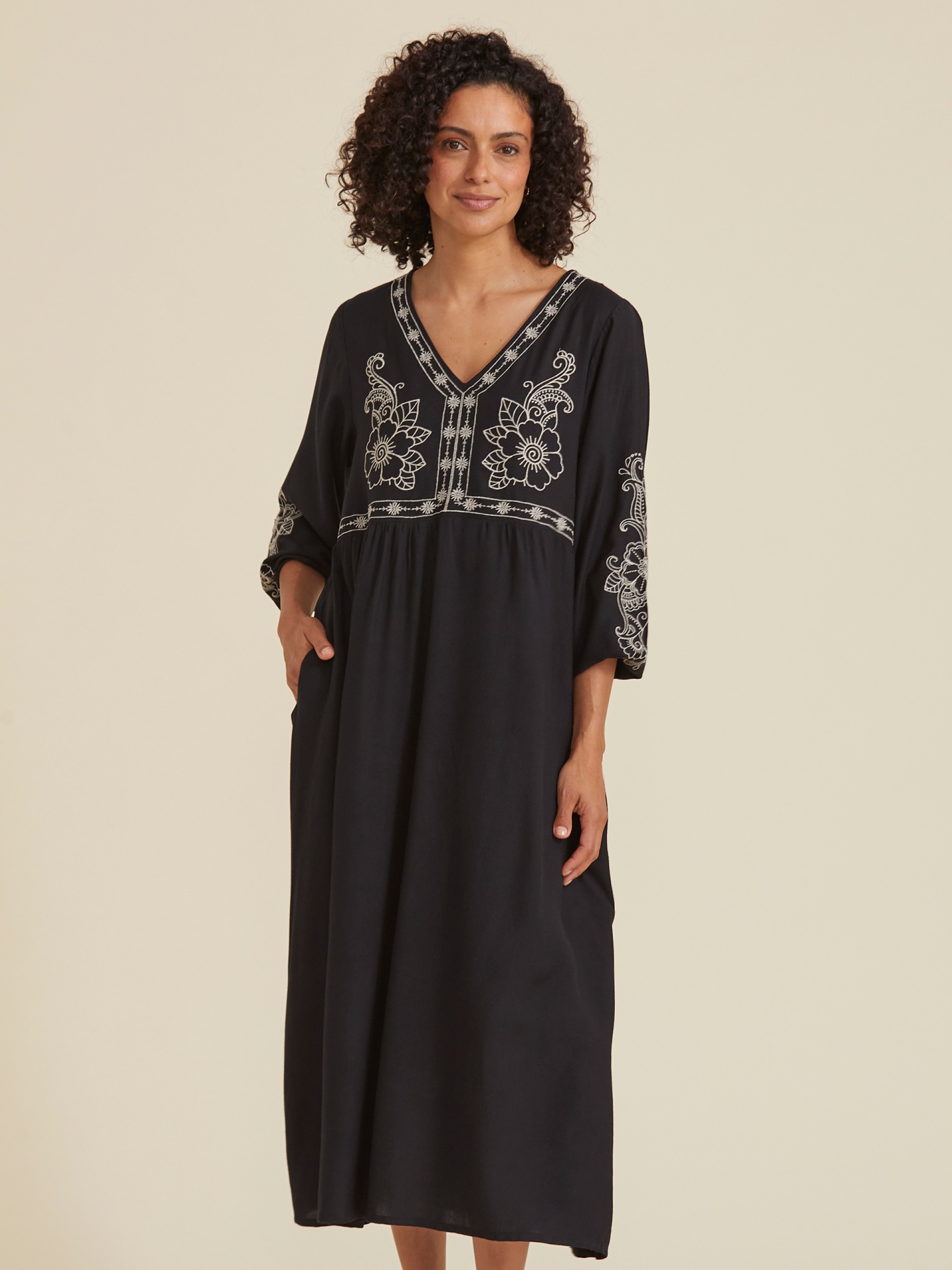 Vestido Curto Bordado