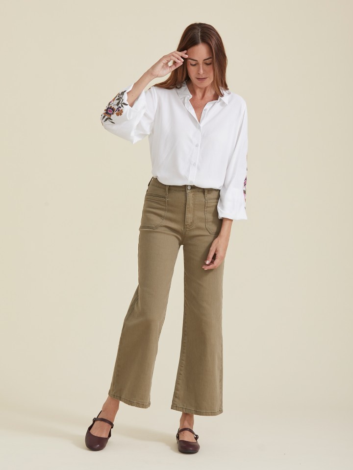 Camisa com Manga Balao e Bordados