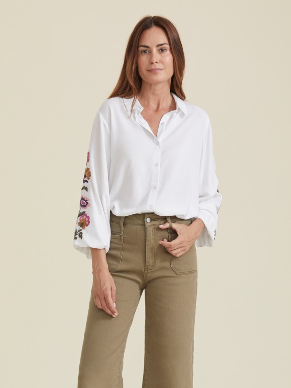 Camisa com Manga Balao e Bordados