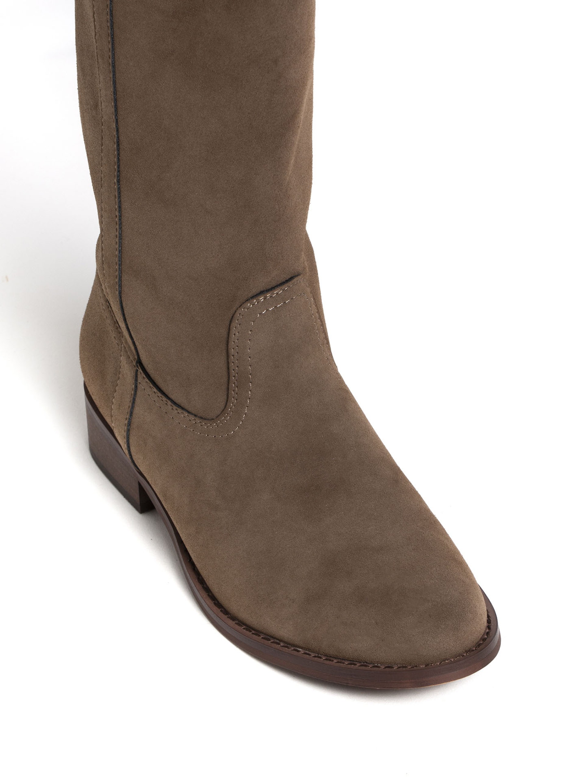 Bota Alta Em Material Tipo Camurca