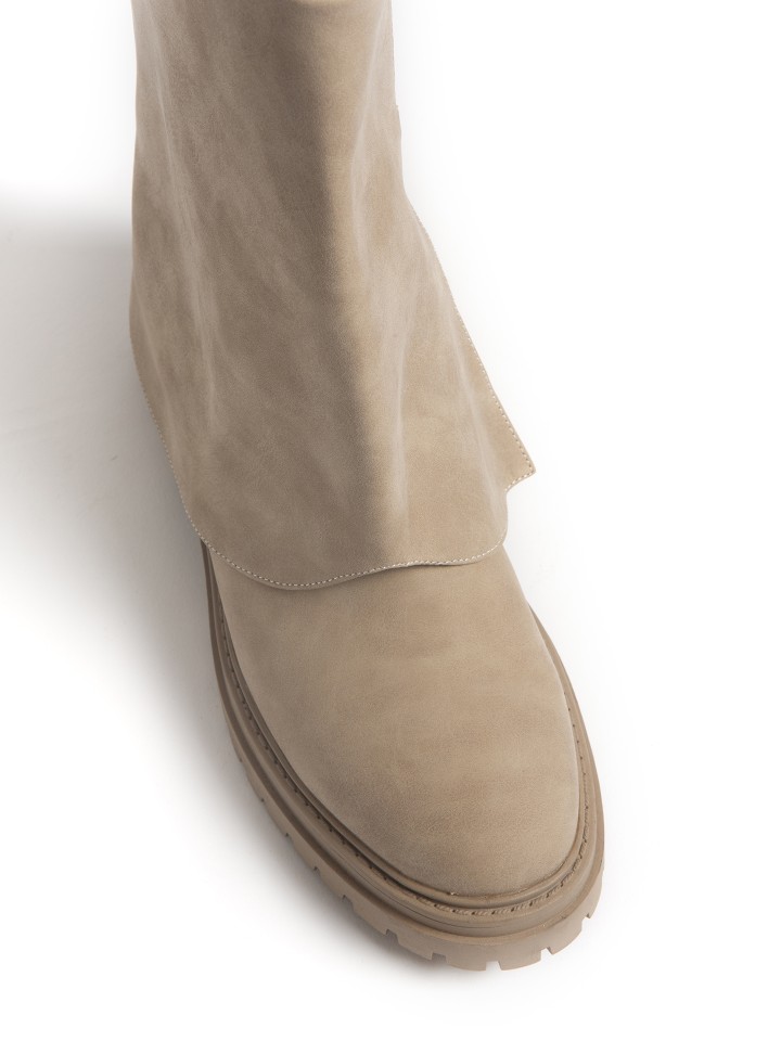 Bota em Imitacao de Camurca com Cano Dobrado