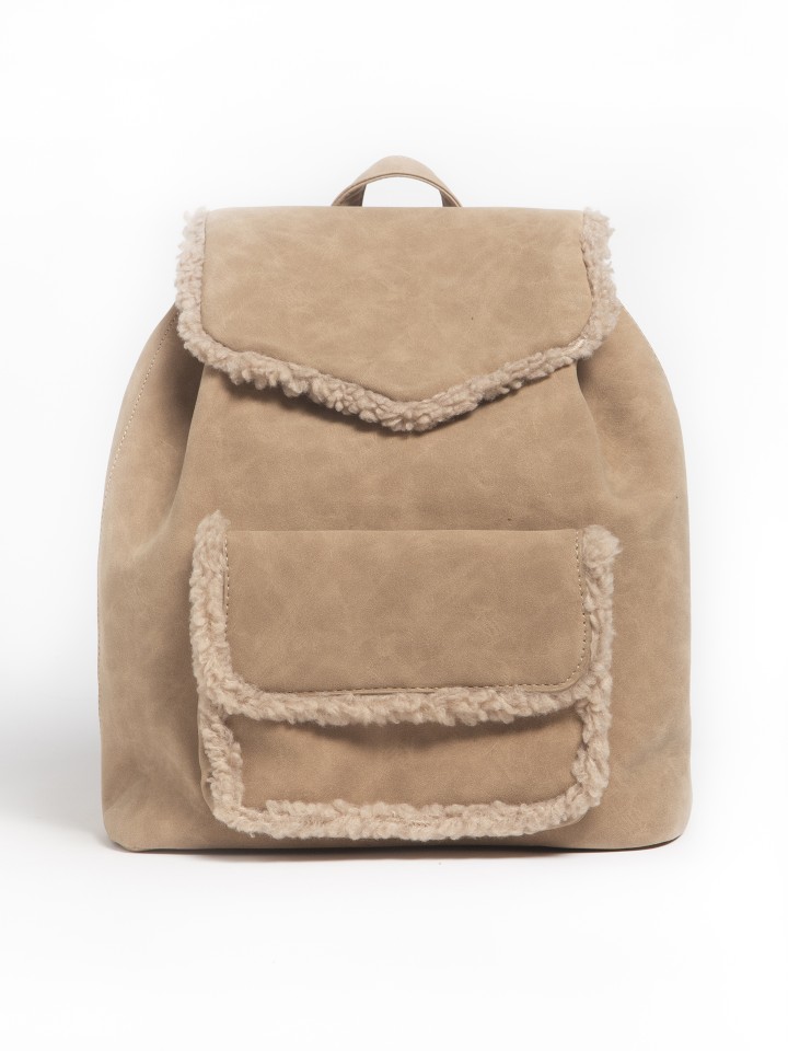 Mochila em Polipele com Detalhe em Pelo