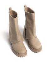 Bota em Imitacao de Camurca com Cano Dobrado