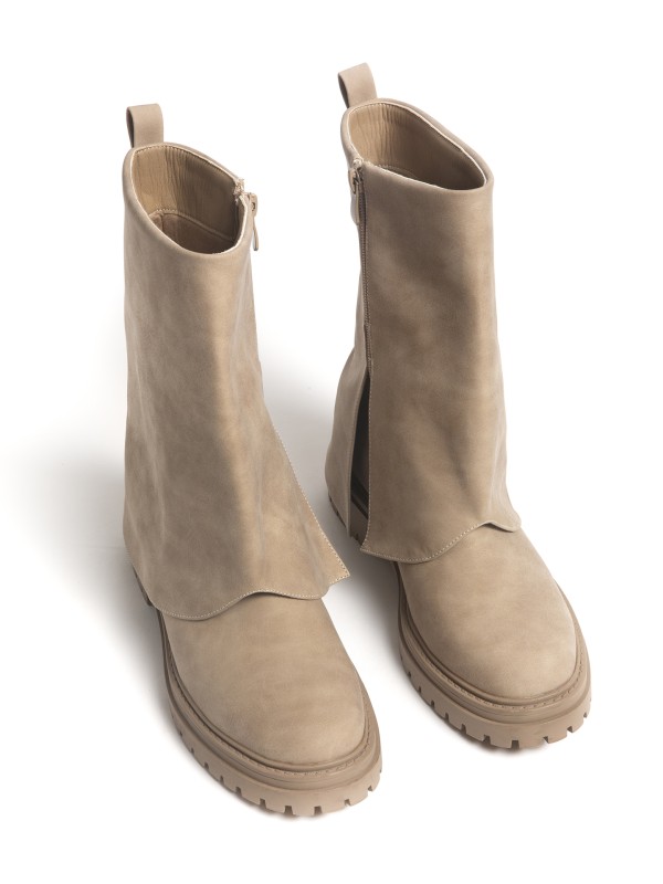 Bota em Imitacao de Camurca com Cano Dobrado Bota em Imitacao de Camurca com Cano Dobrado