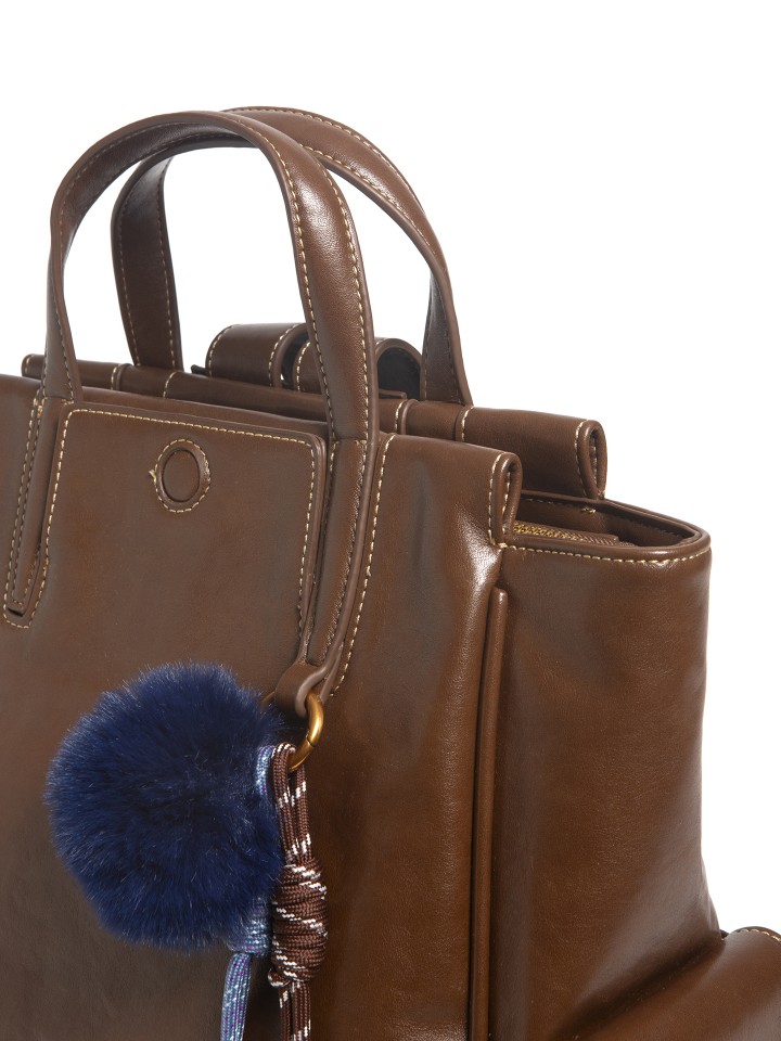 Mochila em Pele Sintetica com Pendente