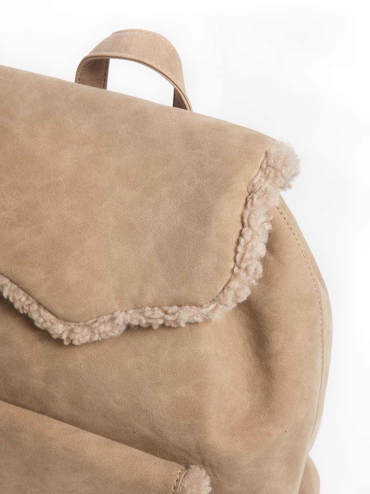 Mochila em Polipele com Detalhe em Pelo