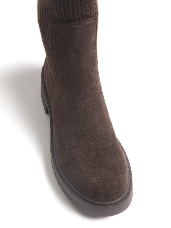 Bota em Imitacao de Camurca com Caneleira em Malha