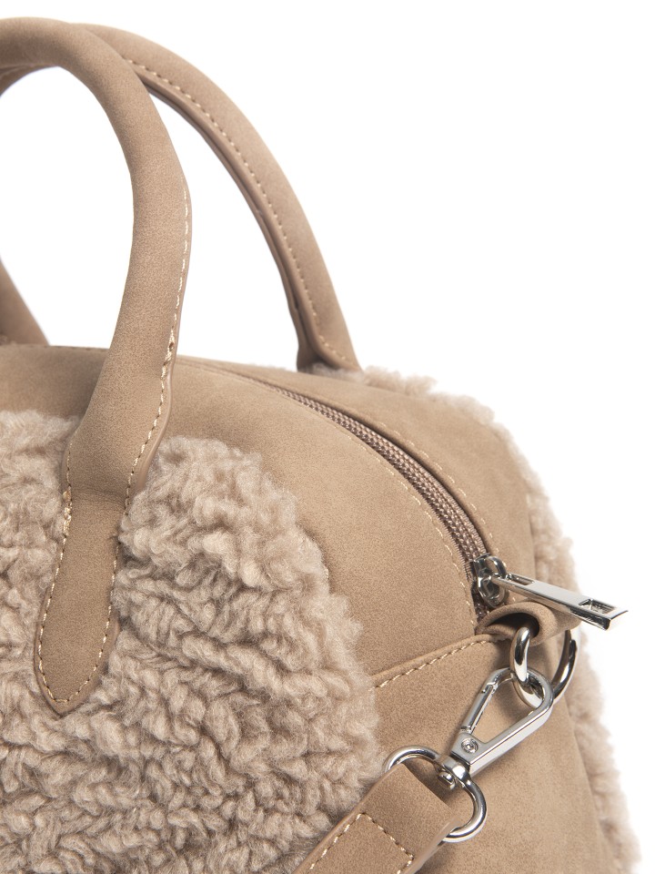 Mala em Pelo Sintetico com Alcas de Mao