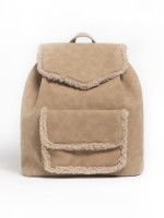 Mochila em Polipele com Detalhe em Pelo