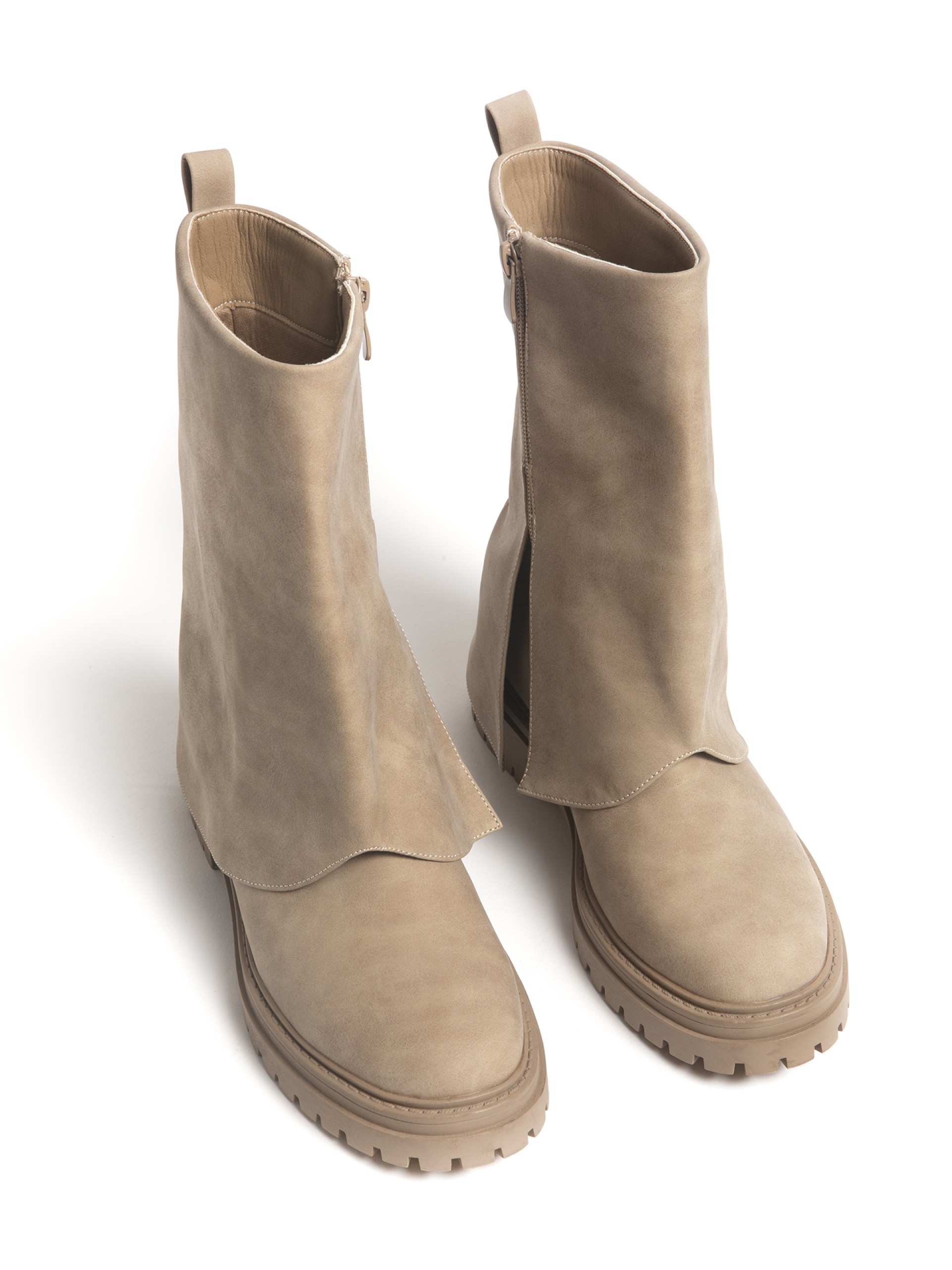 Bota em Imitacao de Camurca com Cano Dobrado