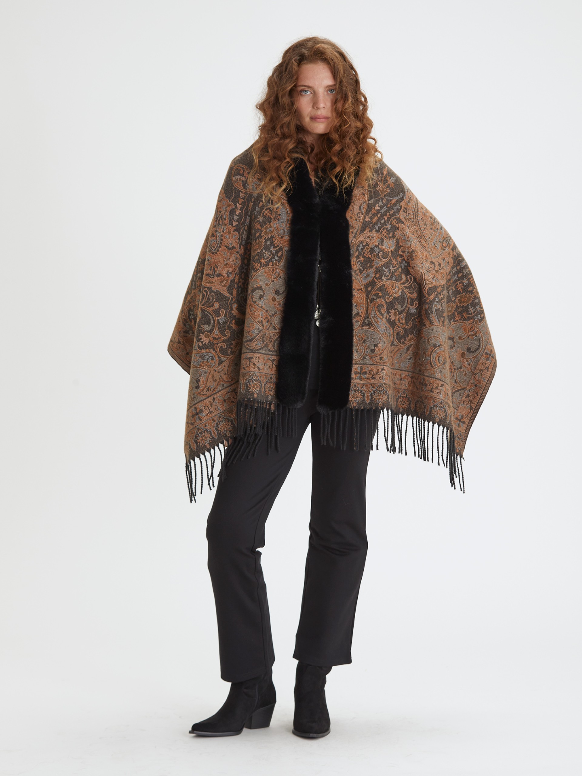 Capa Jacquard com Pelo