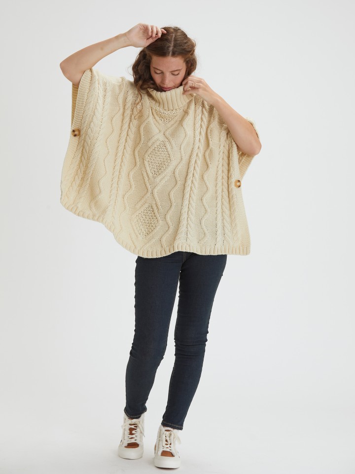 Poncho em Malha com Gola