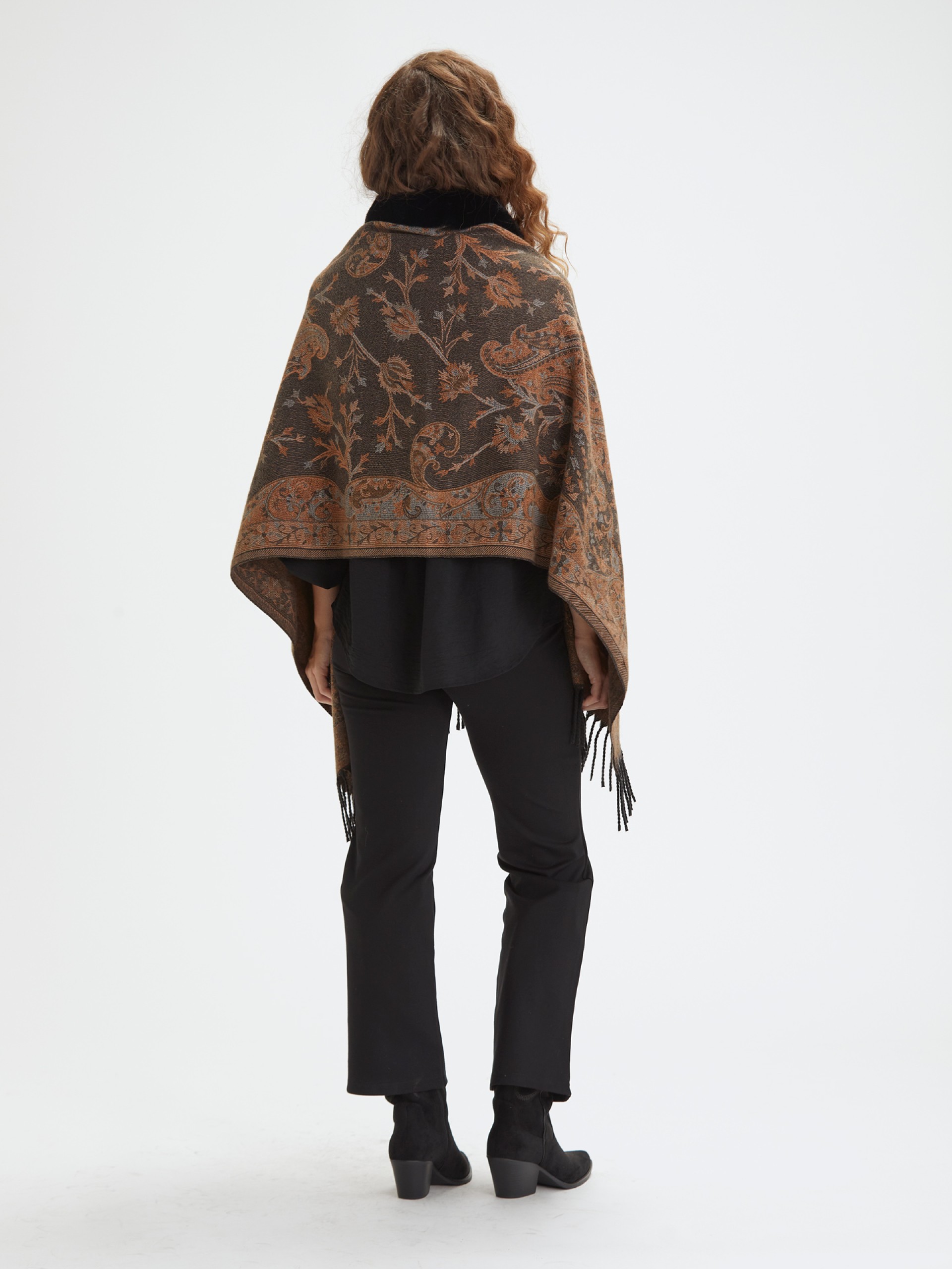 Capa Jacquard com Pelo