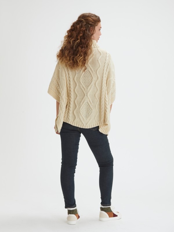 Poncho em Malha com Gola Poncho em Malha com Gola