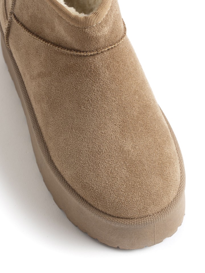 Bota em Imitacao de Camurca com Sola Plataforma