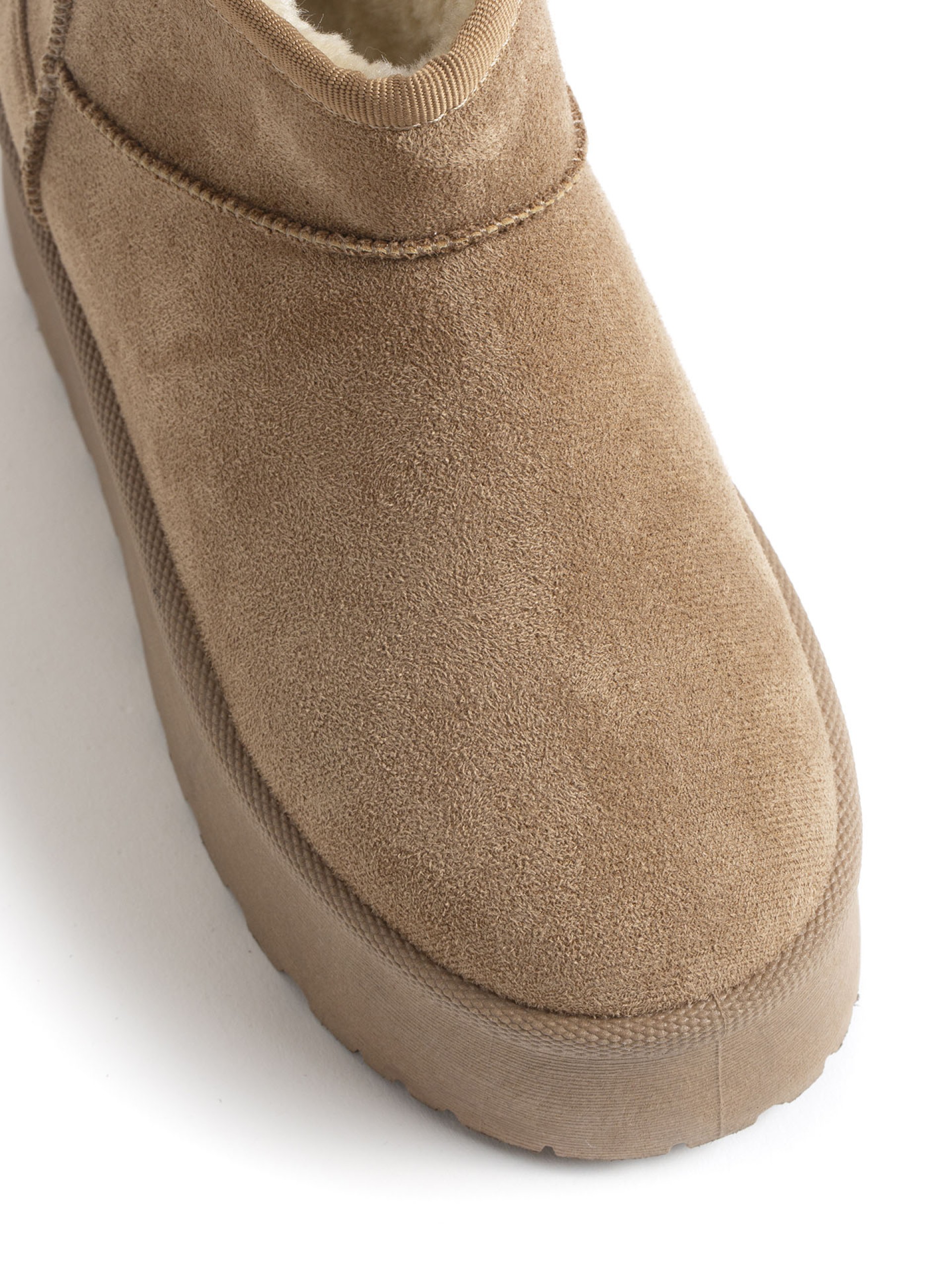 Bota em Imitacao de Camurca com Sola Plataforma