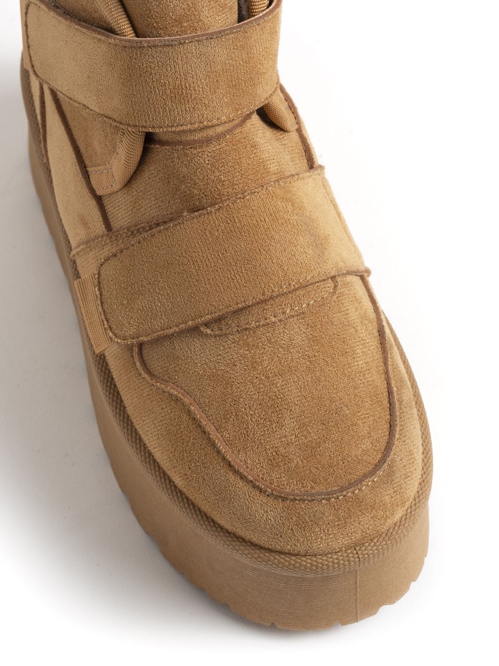 Bota em Imitacao de Camurca com Forro em Pelo