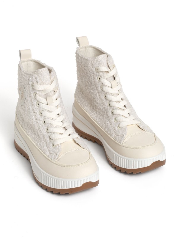 Tenis em  Pelo com Sola Plataforma