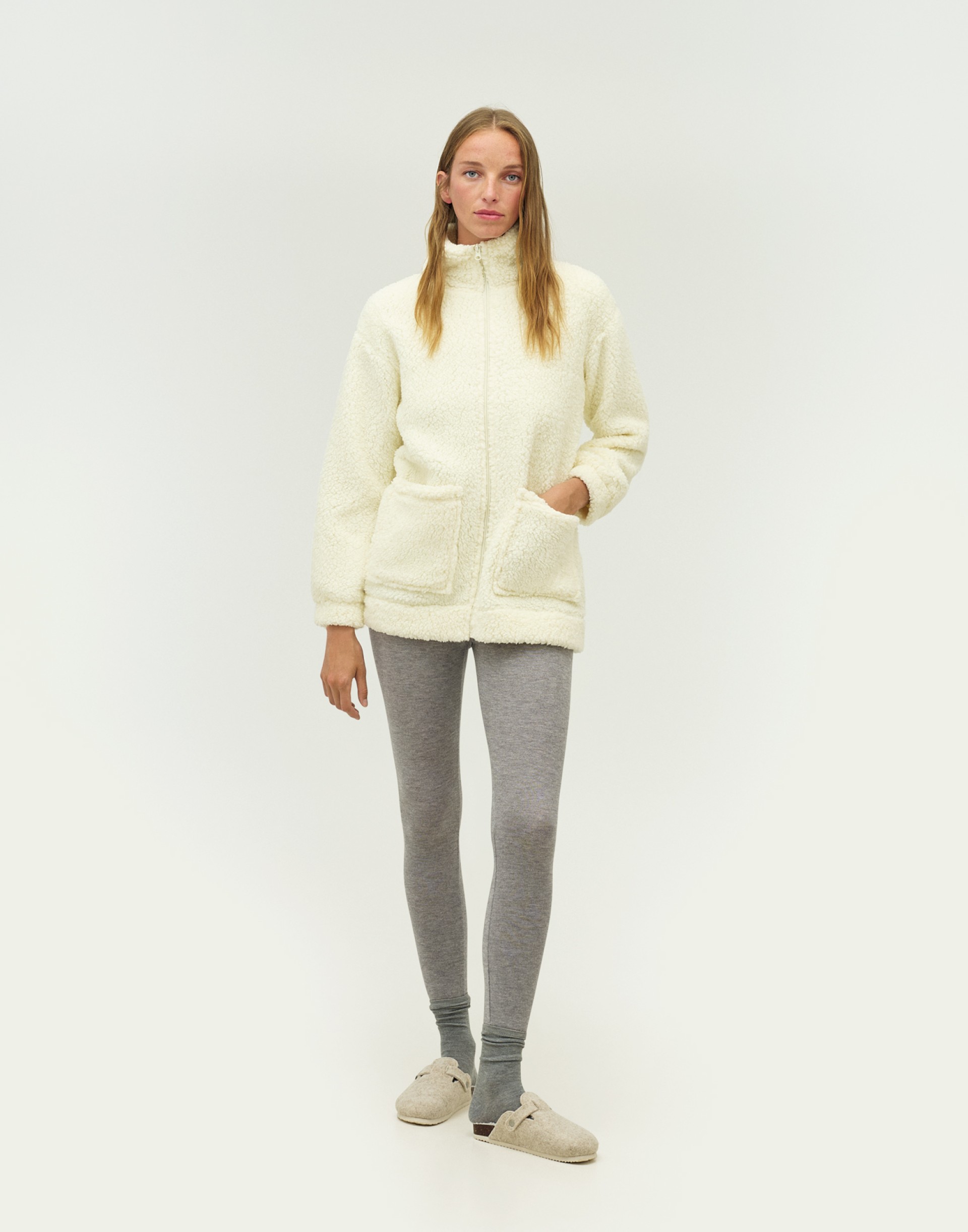 Casaco com Bolsos e Gola Alta