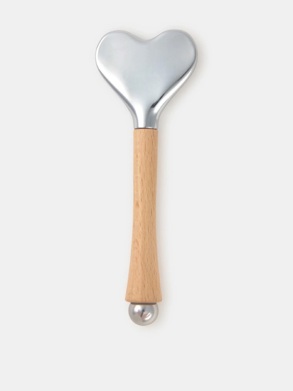 Massajador facial em formato de coracao